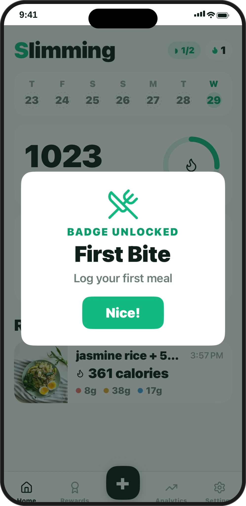 Slimming app screen showing streaks, badges and a weekly progress recap that build the logging habit